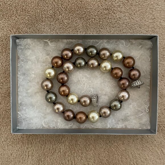 Pearl (costume) Necklace with Rhinestone clasp - Picture 2 of 2